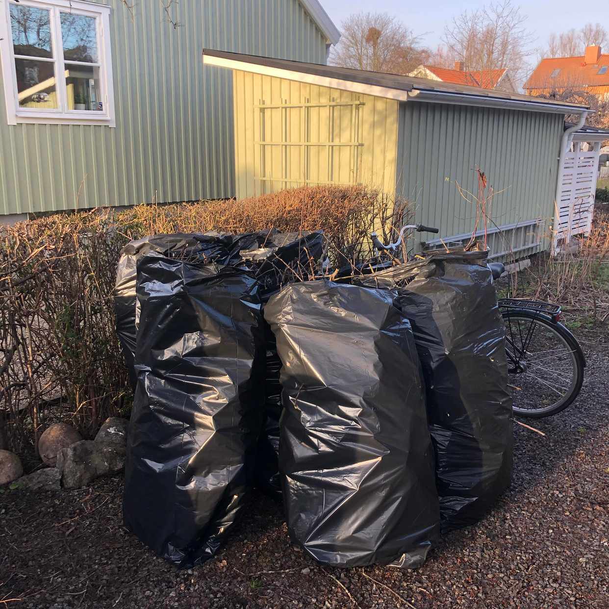 image of Säckar med trädgårdsklipp - Enskede
