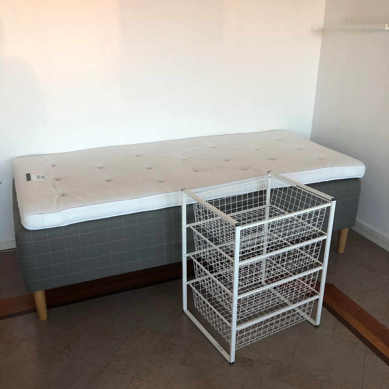 image of Säng 90x200 och trådback - Stockholm