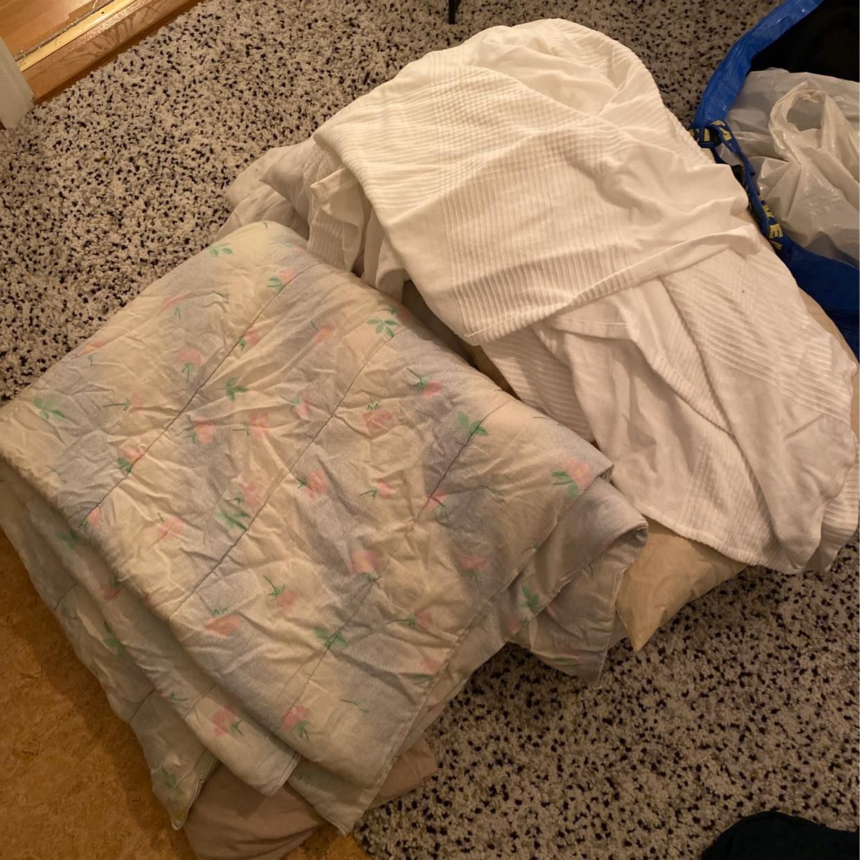 image of Täcken och kläder bla. - Vällingby