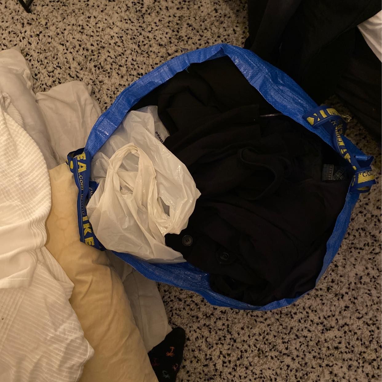 image of Täcken och kläder bla. - Vällingby