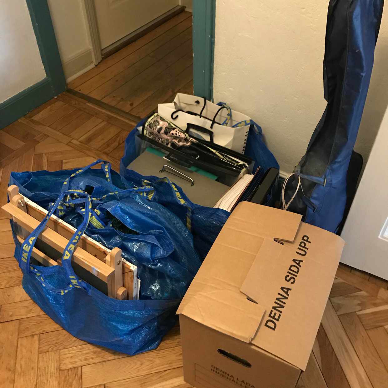 image of Två Ikeakassar, 1 kartong - 