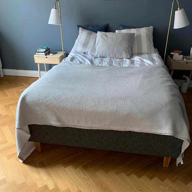 image of Säng 140x200cm + 2 lakan - 