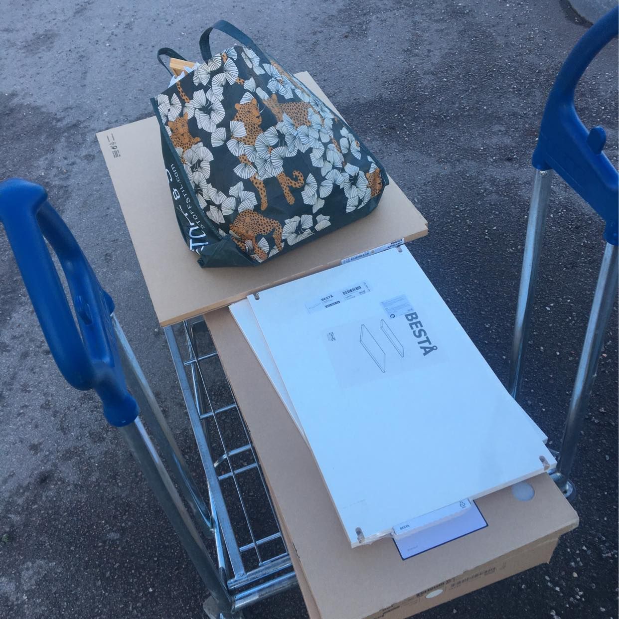 image of Ikeakartonger med innehål - 