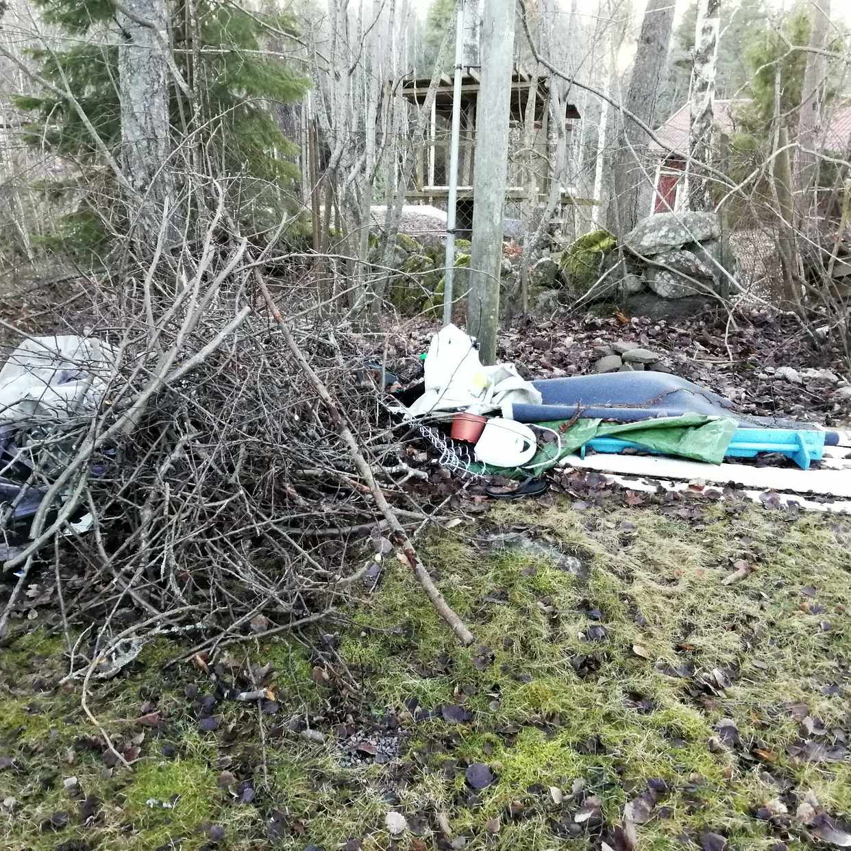 image of Ris, diverse skräp, stol, - Gnesta