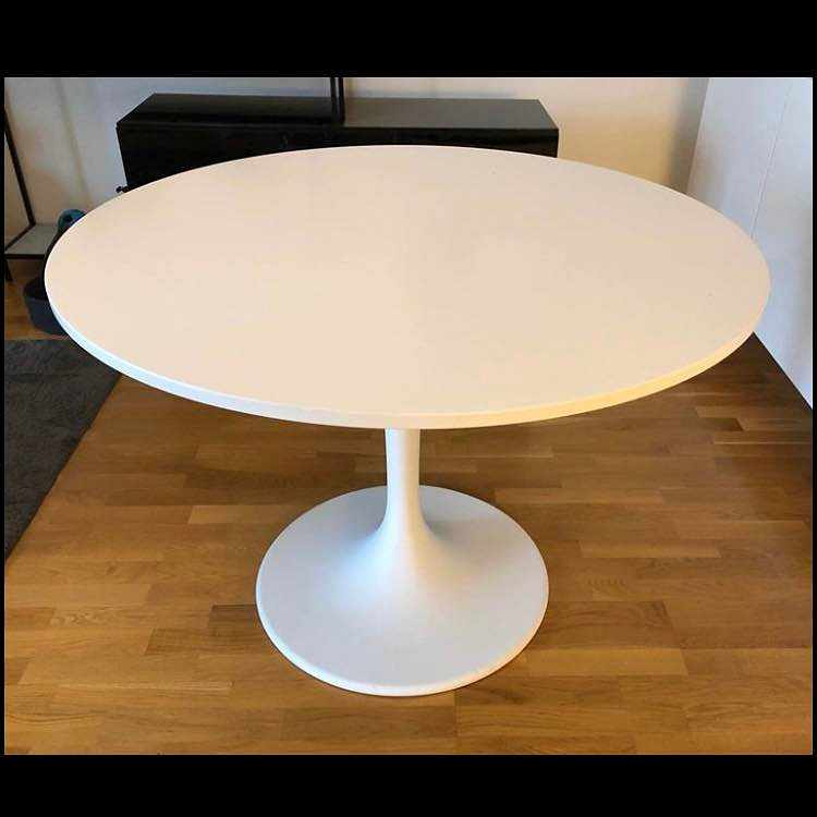 image of Ett runt matbord - 