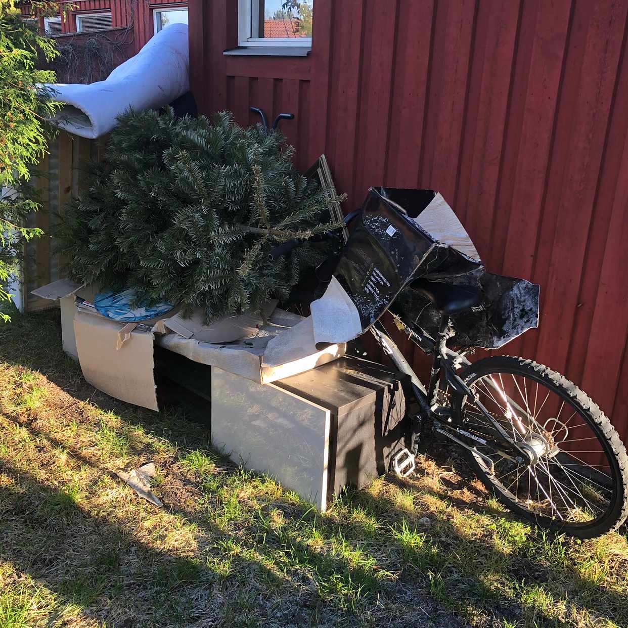 image of Möbler, julgran, cykel. - Vallentuna