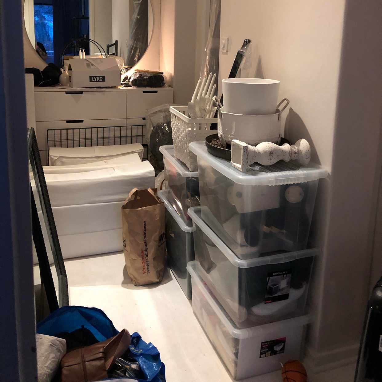 image of Lådor, speglar, säng mm. - 