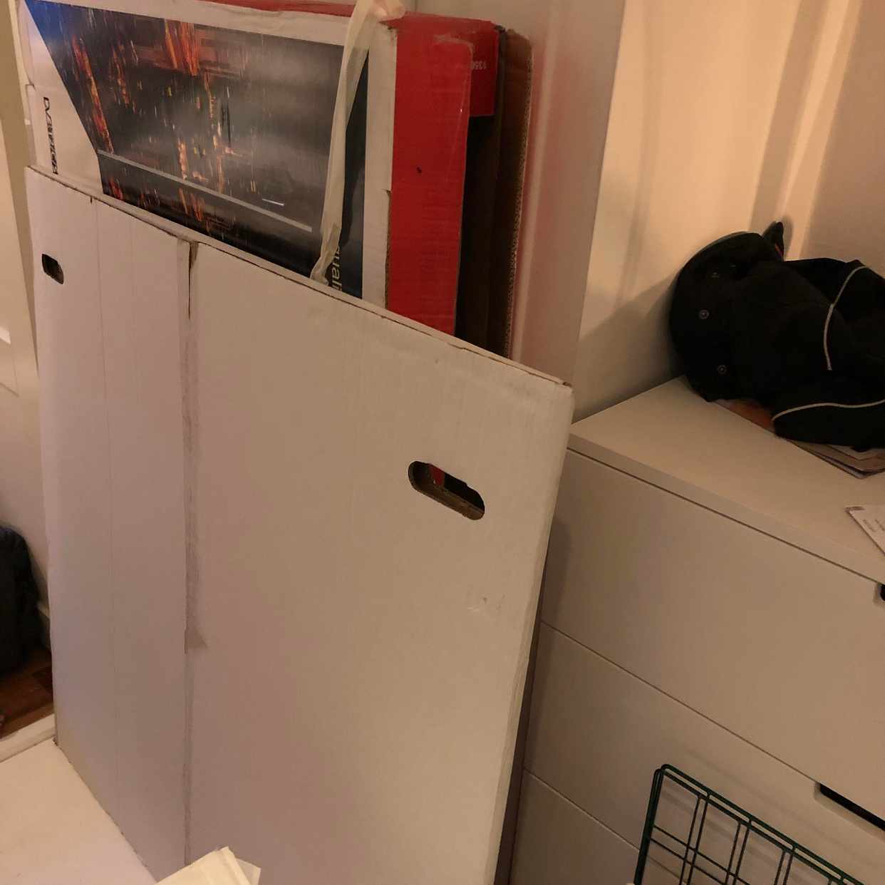 image of Lådor, speglar, säng mm. - 