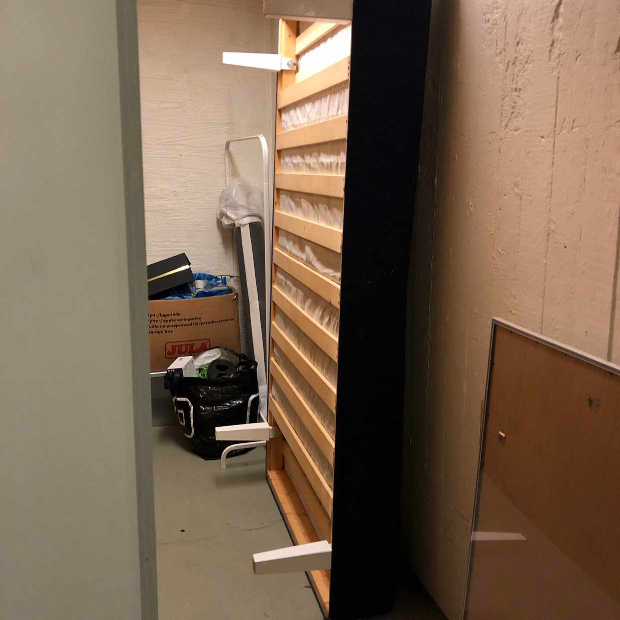 image of Lådor, speglar, säng mm. - 