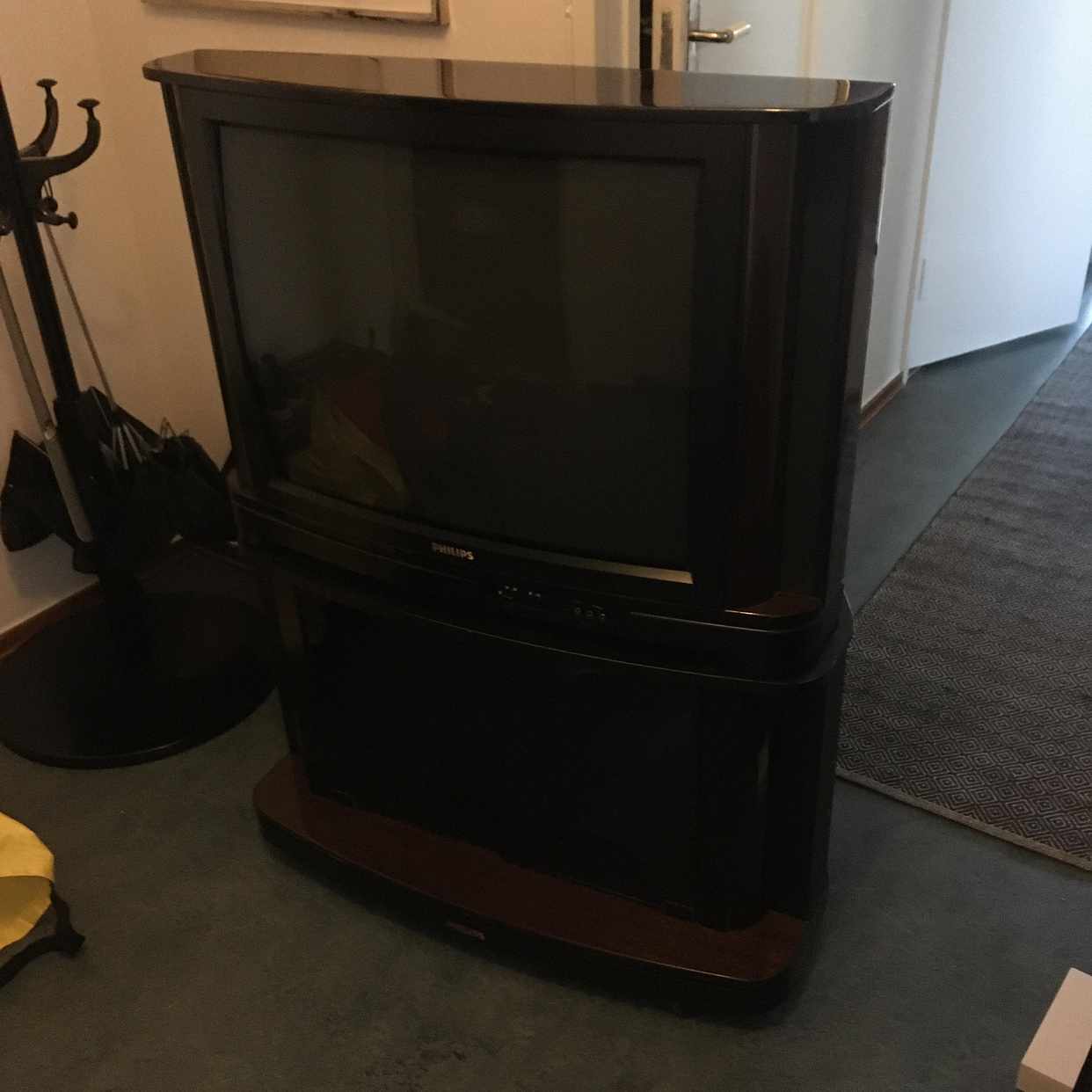 image of TJOCK TV + TV-BÄNK - Farsta