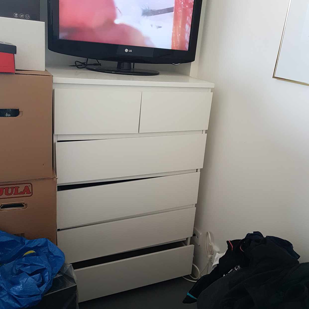 image of Byrå som behöver kastas - Hägersten