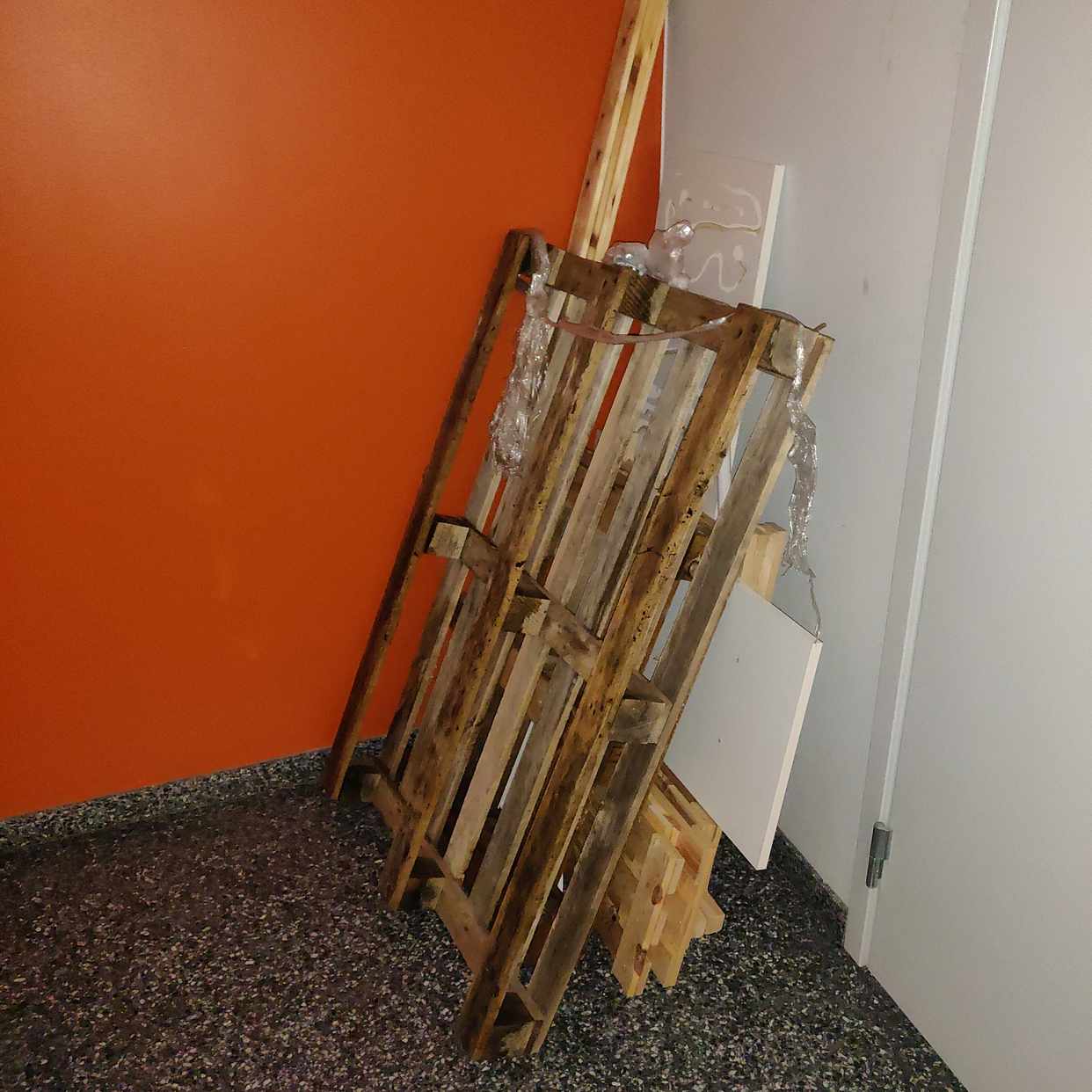 image of Två pallar och en hylla - Solna