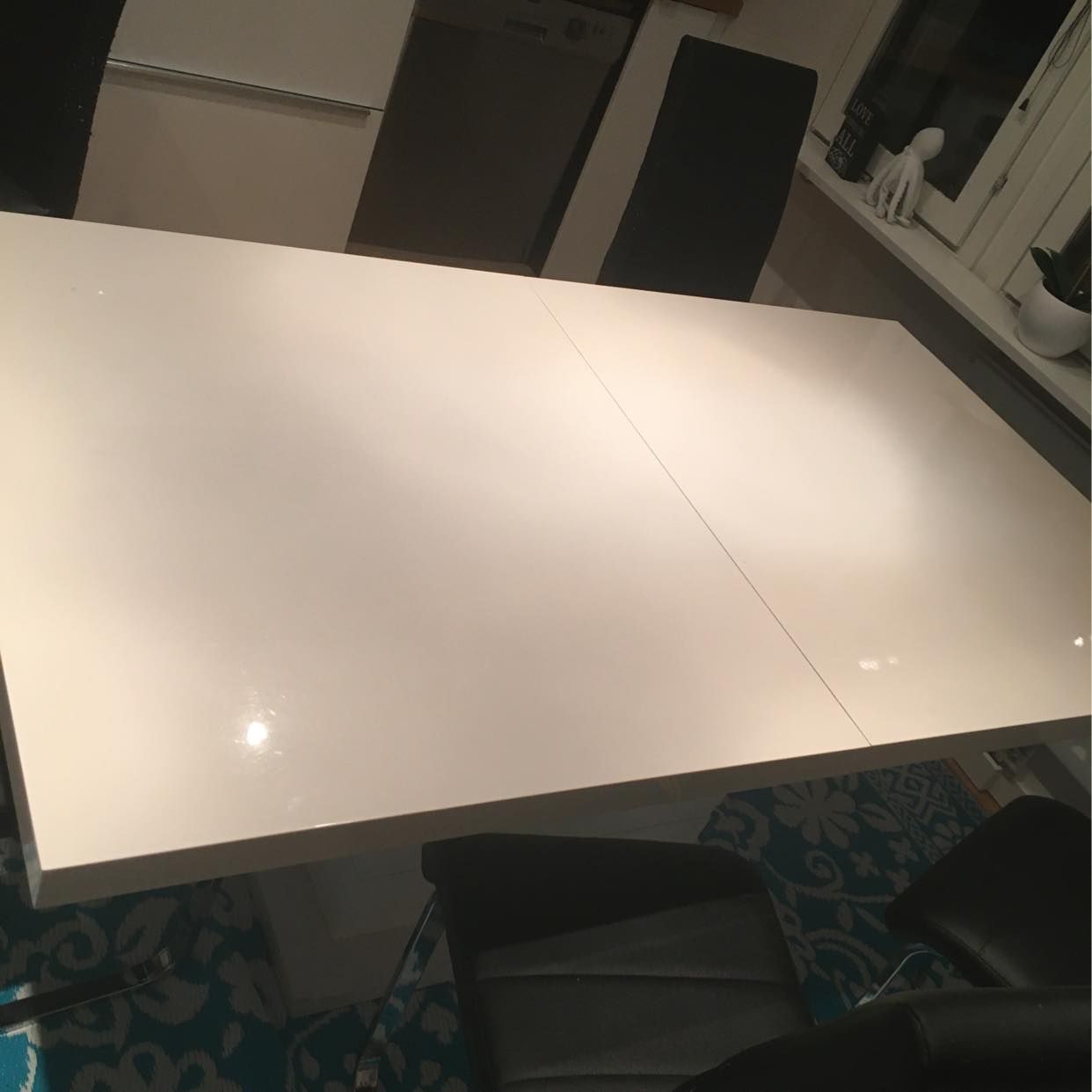 image of Vitt matbord och 6 stolar - Rydsgård