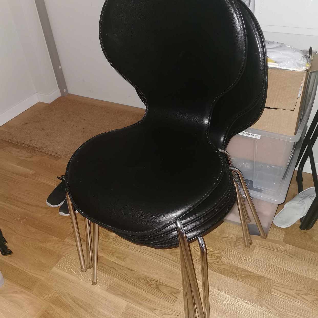 image of 4 stolar bortskänkes asap - Hägersten