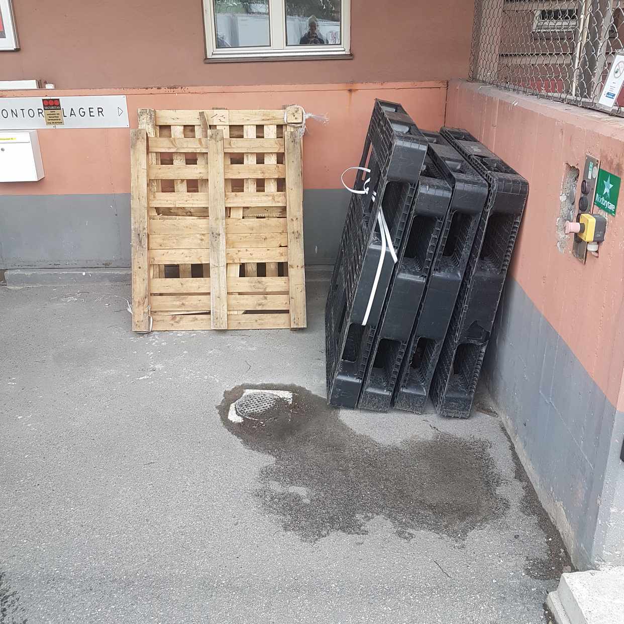 image of Last pallar trasiga - Solna