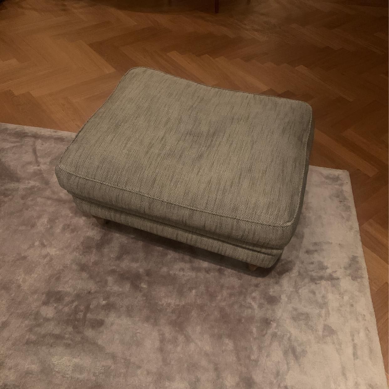 image of En fåtölj och en pall - 