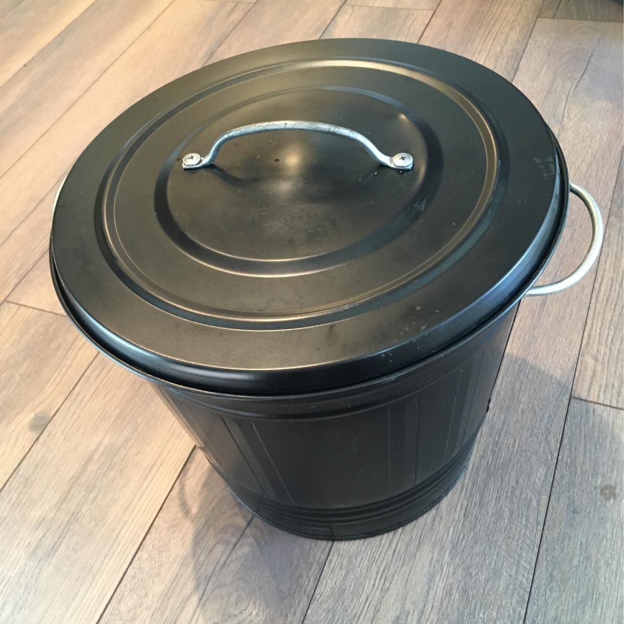 image of Liten svart soptunna - Huddinge