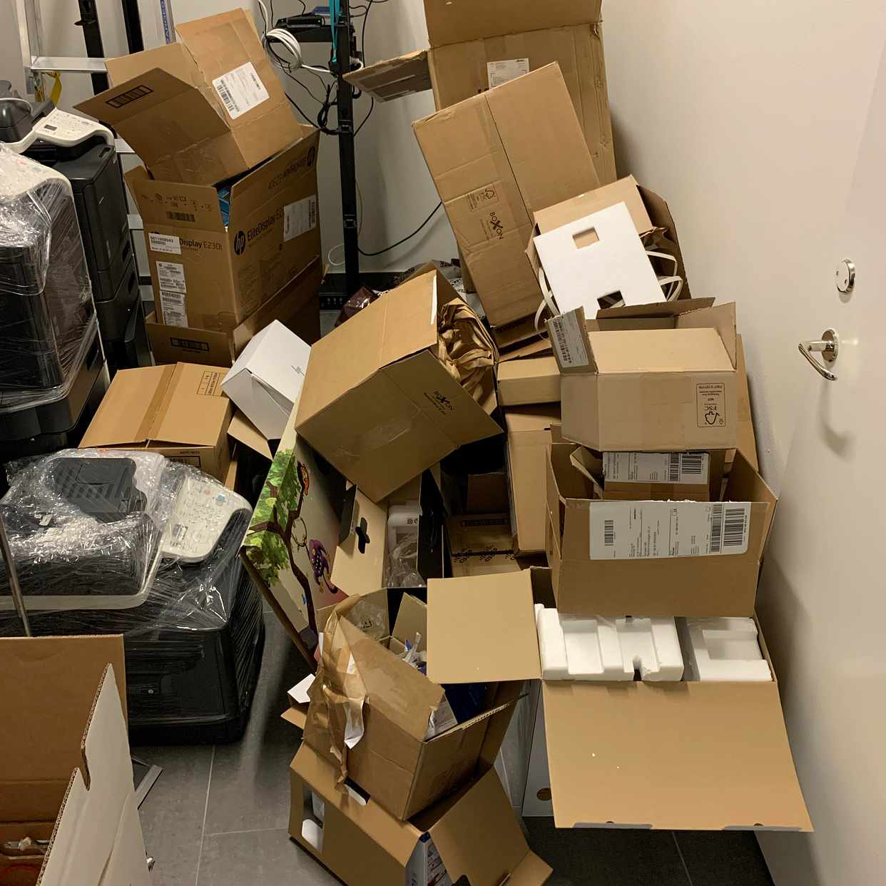 image of 25 small cardboard, 5 big - Bromma