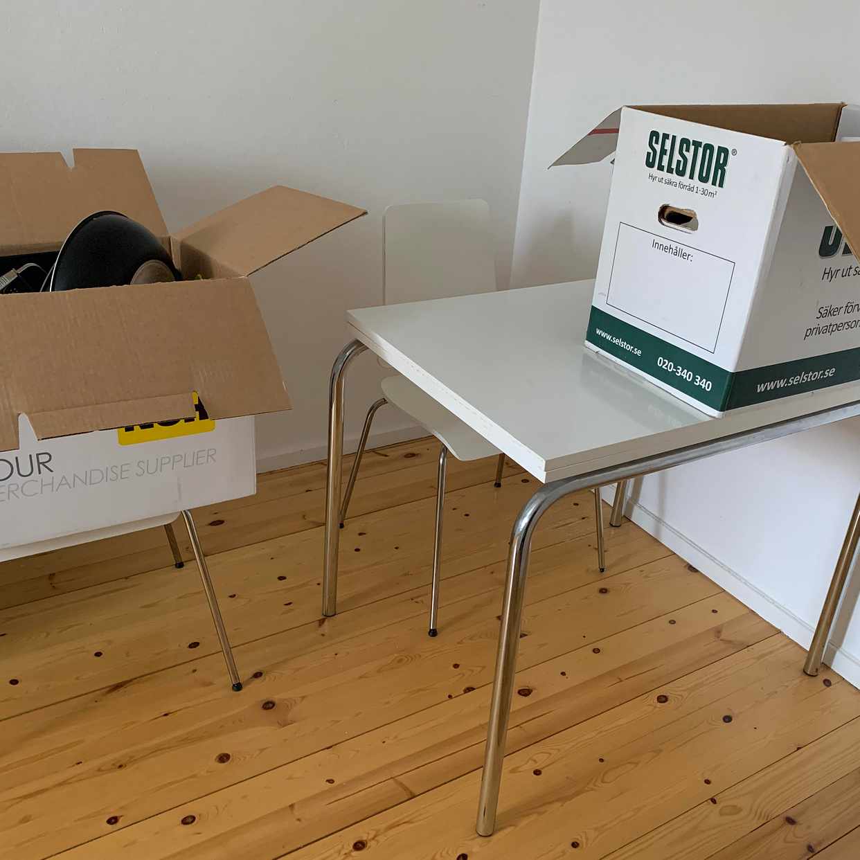 image of Div möbler och skräp - Enskede Gård
