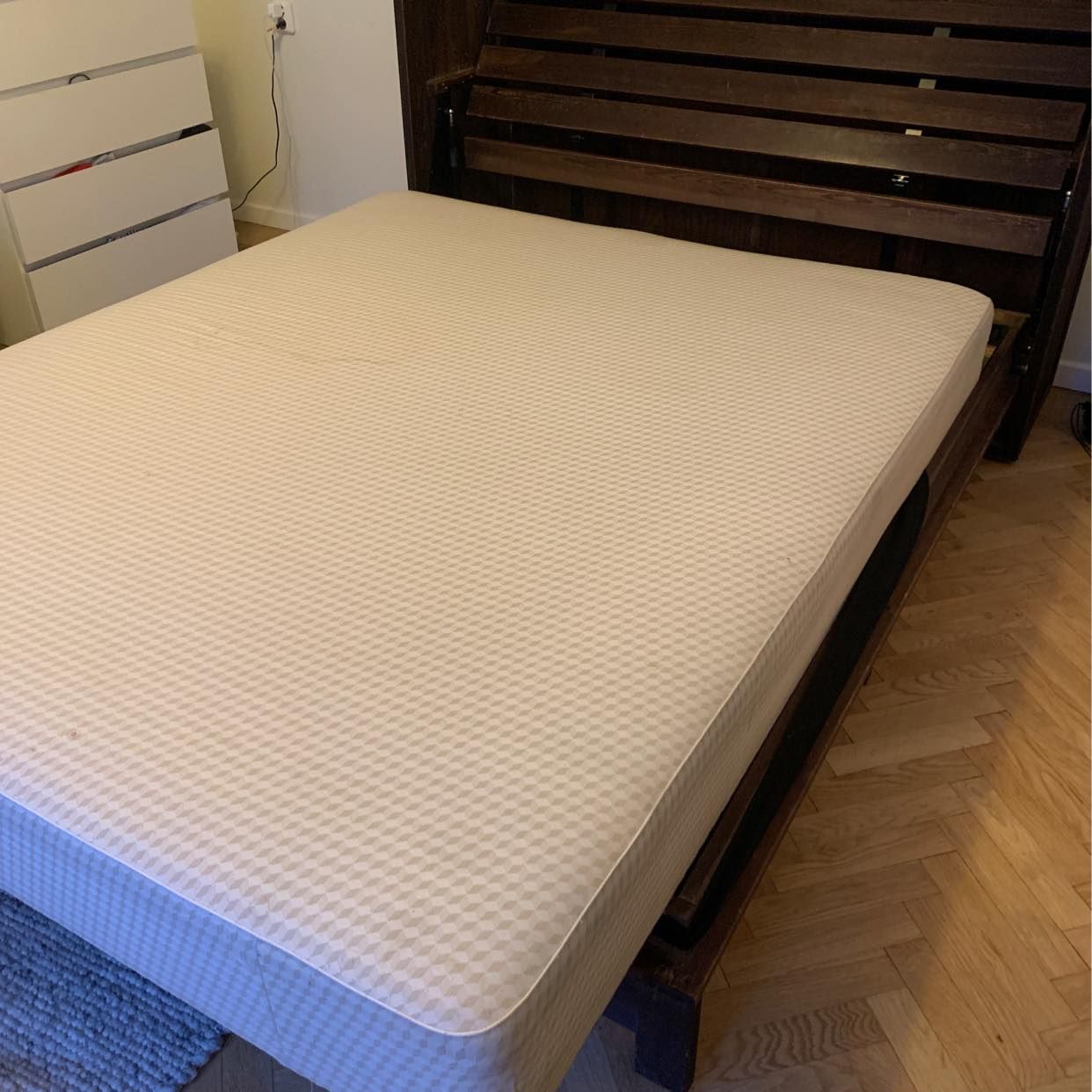 image of 160cm madrass och resårma - Stockholm