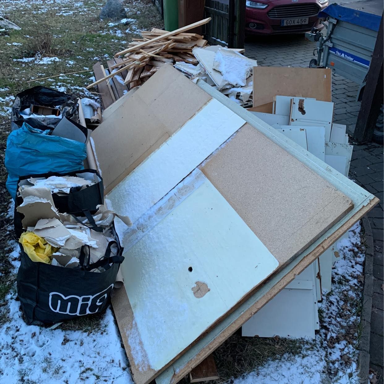 image of 1 hög med trä gips plast - Vallentuna