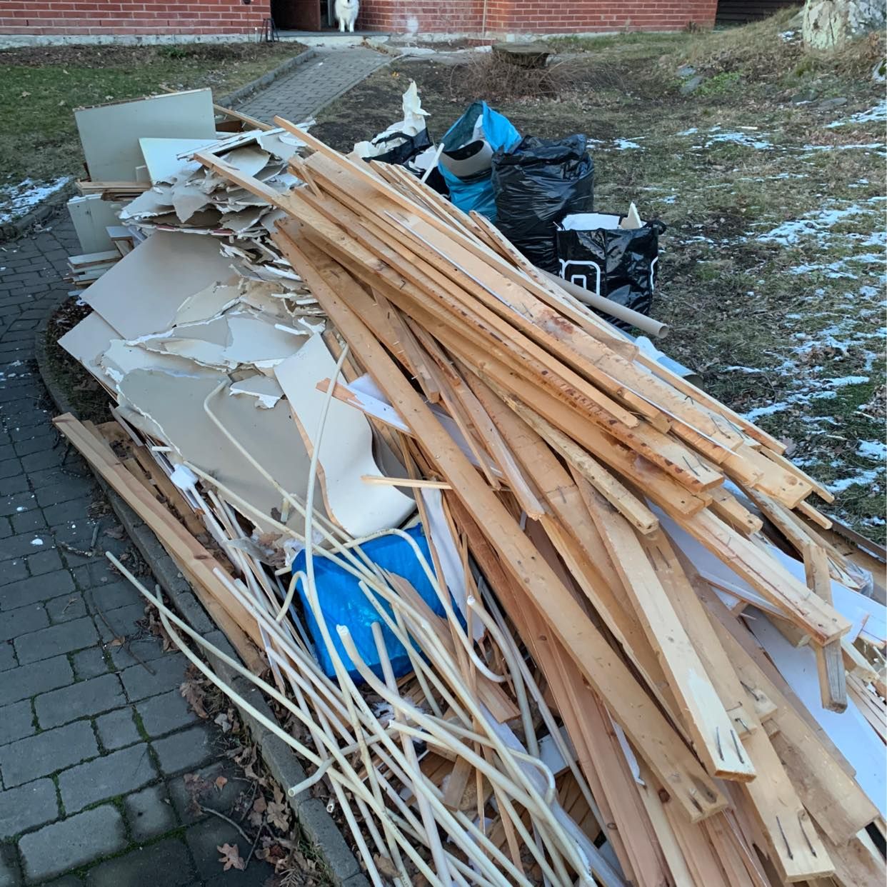 image of 1 hög med trä gips plast - Vallentuna