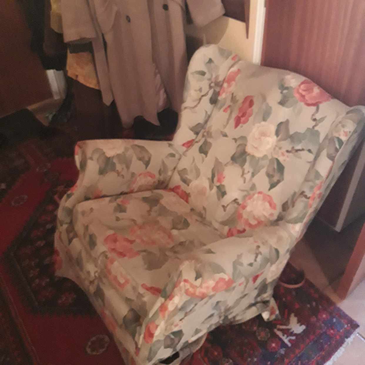 image of Trasig fåtölj - 