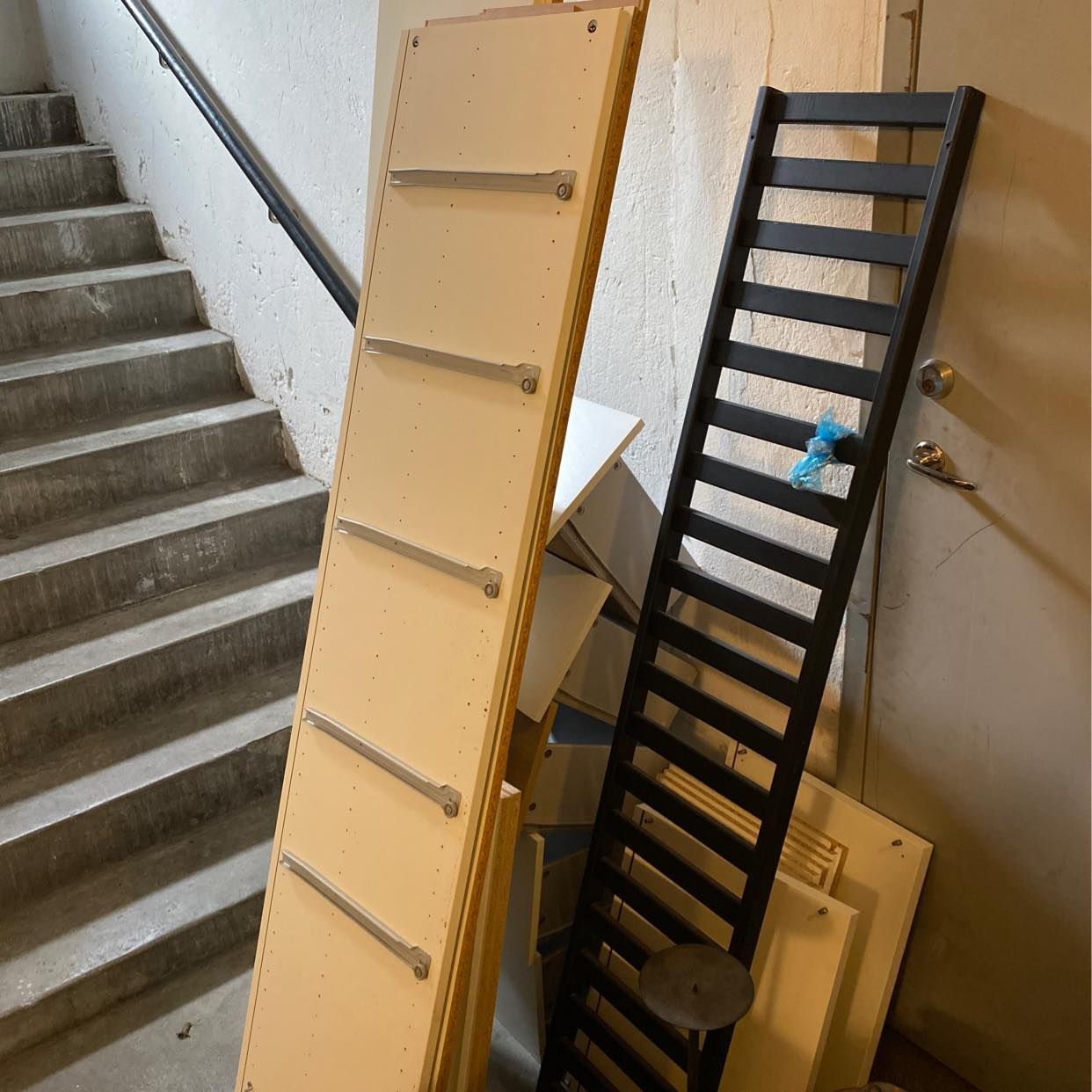 image of IKEA-möbler bortskänkes - Stockholm