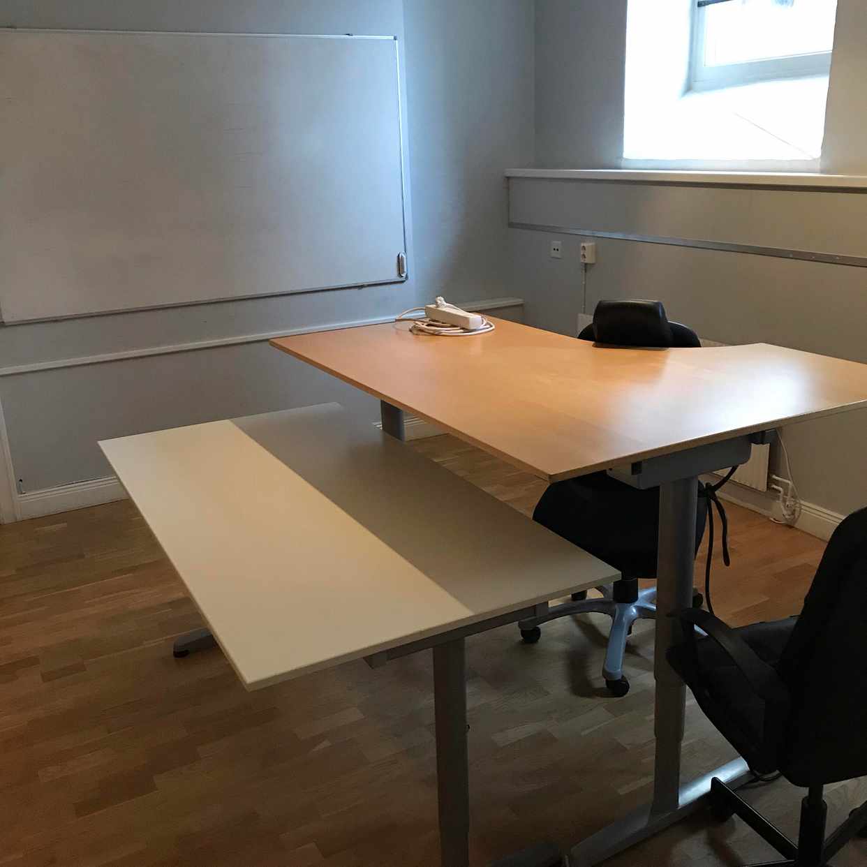 4-5 bord, några stolar mm