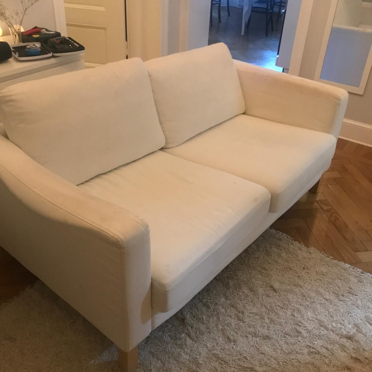 image of En tvåsittssoffa och bord - Stockholm