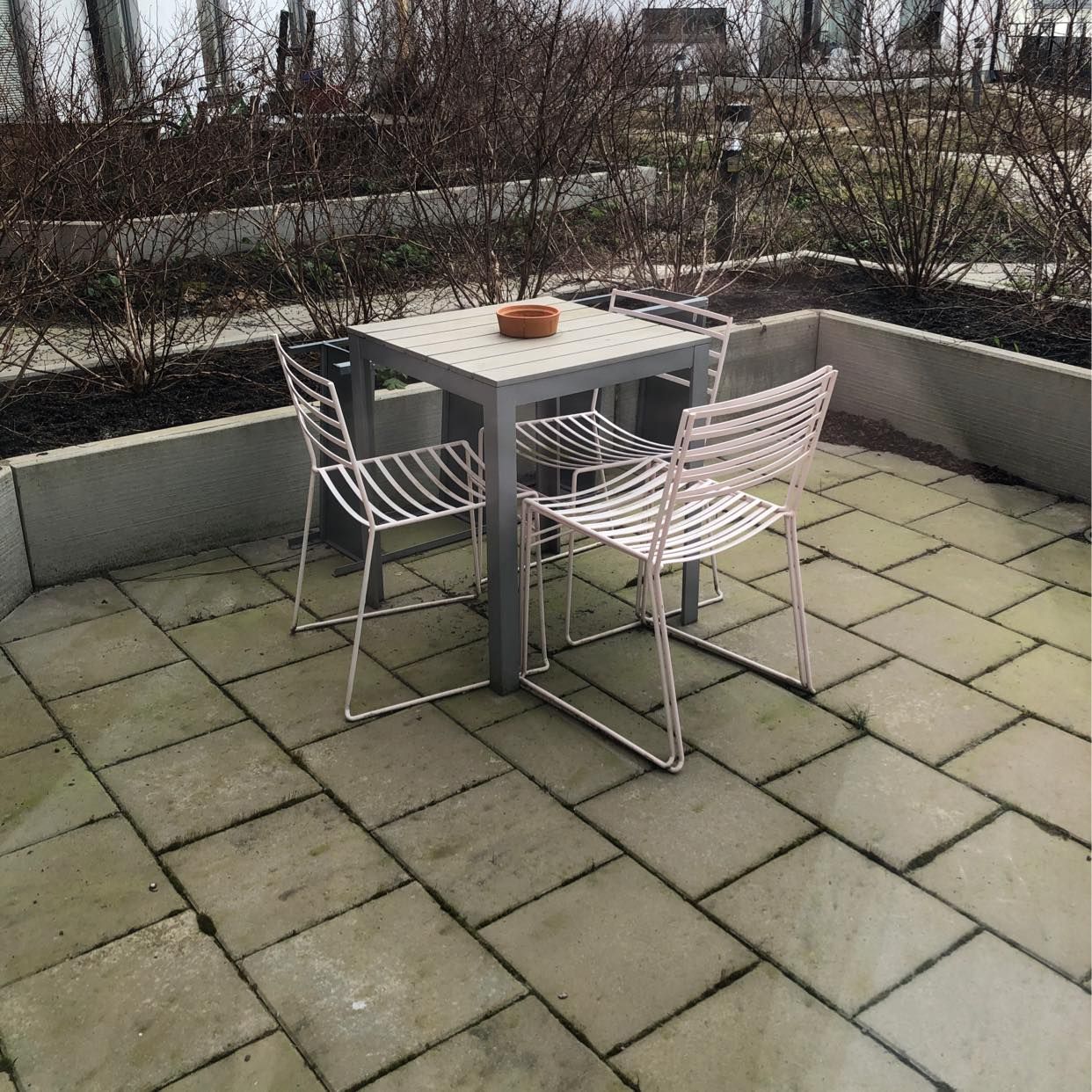 image of 4 Stolar och en hylla - Gnesta