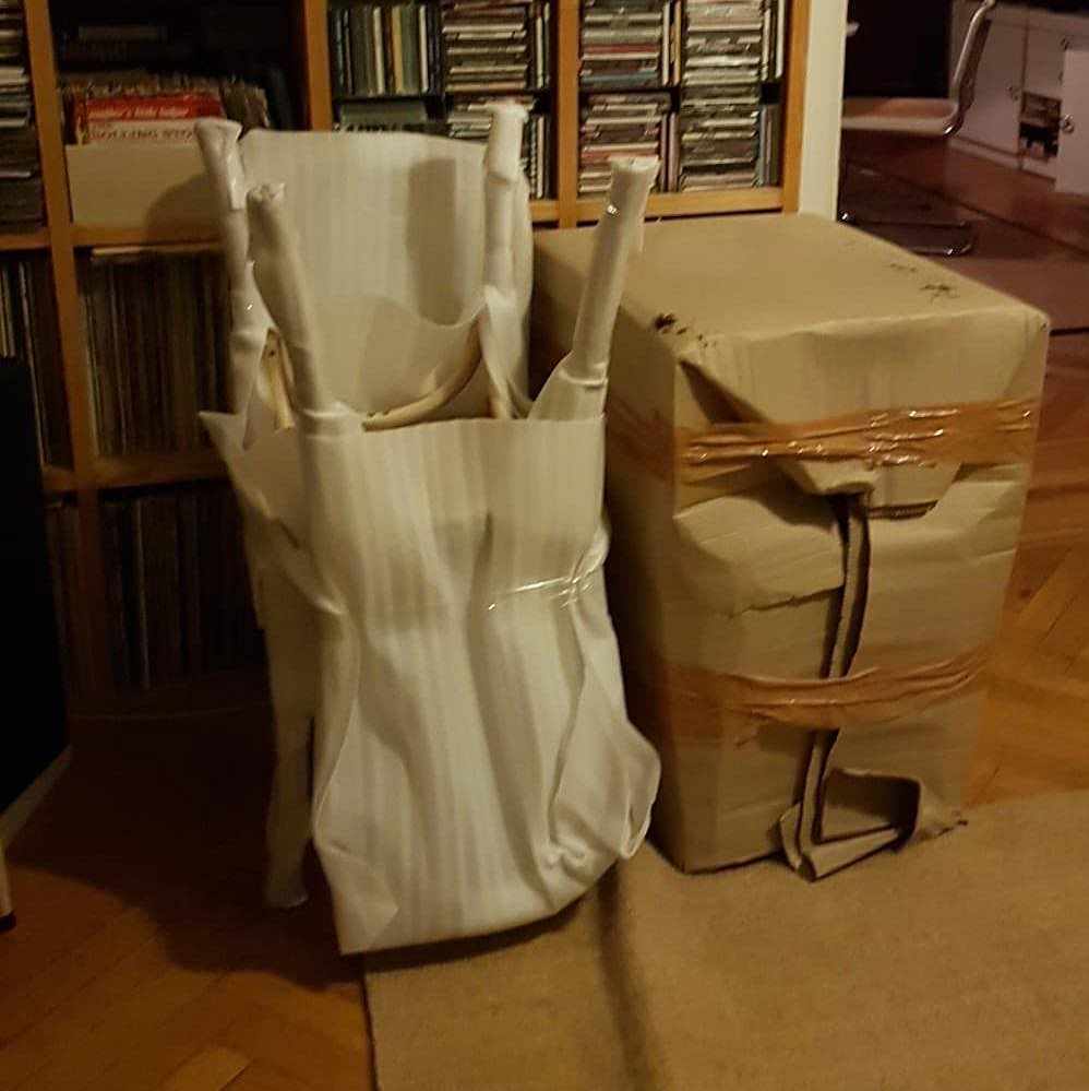 image of Två stolar & stor kartong - 