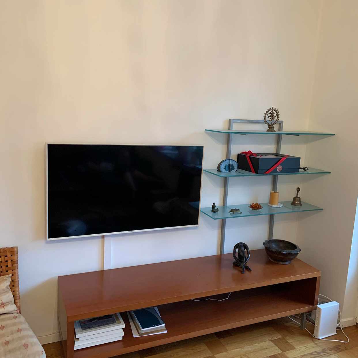 image of Tv,  bänk i massivt trä , - 