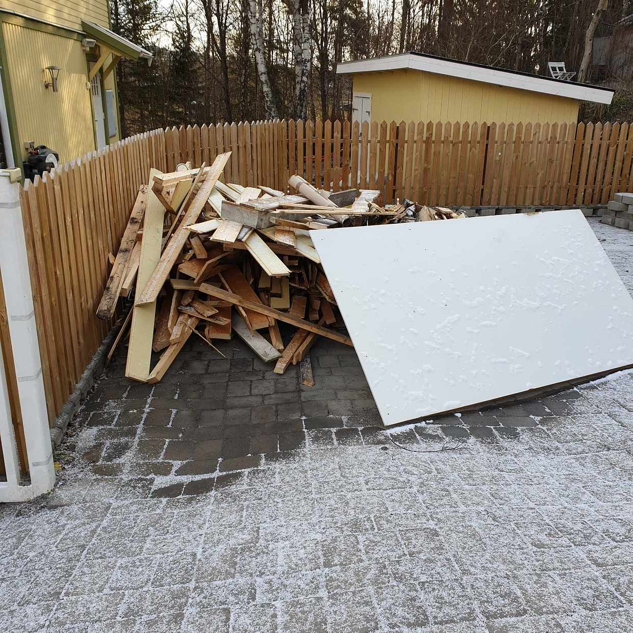 image of Trä och takpapp - Spånga