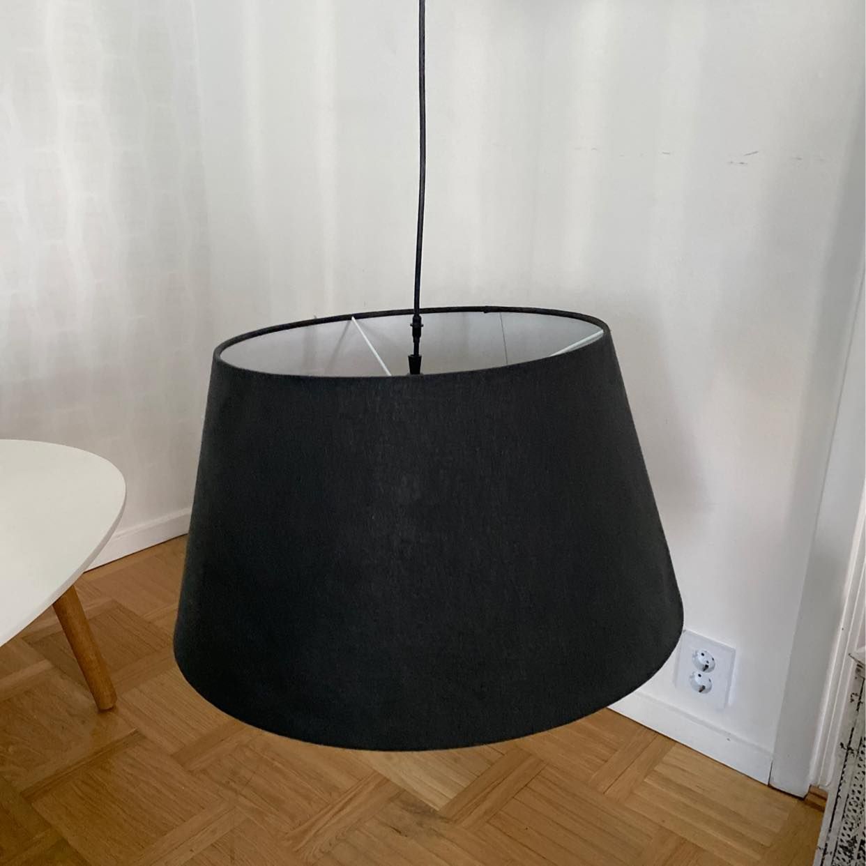 image of Stor lampa i svart skärm - Vällingby