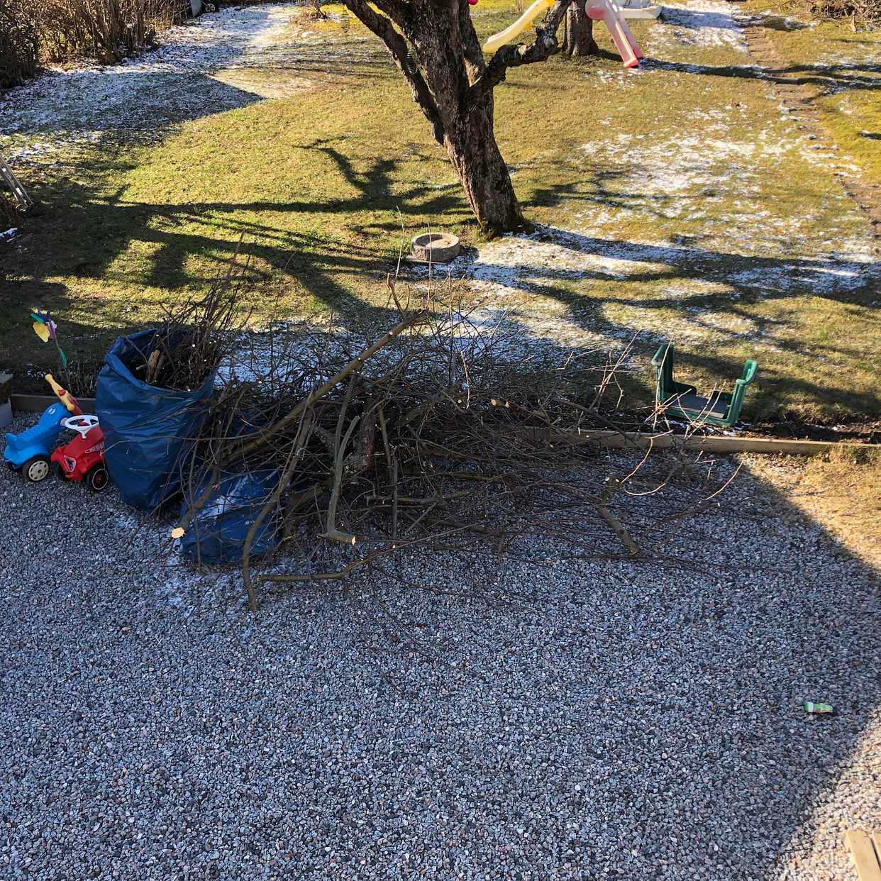 image of Två högar med grenar - Bromma