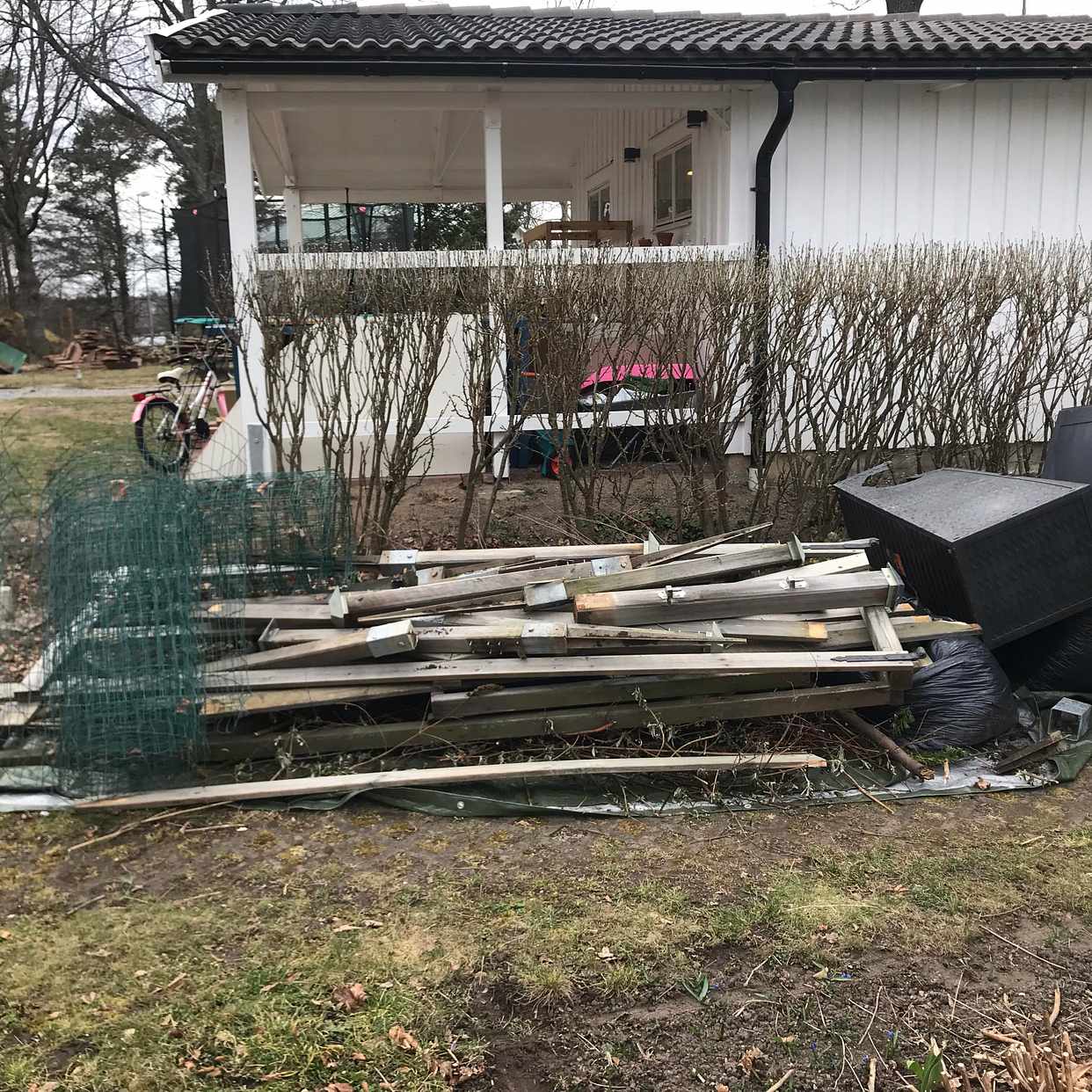 image of Trädgård + staket - Sollentuna