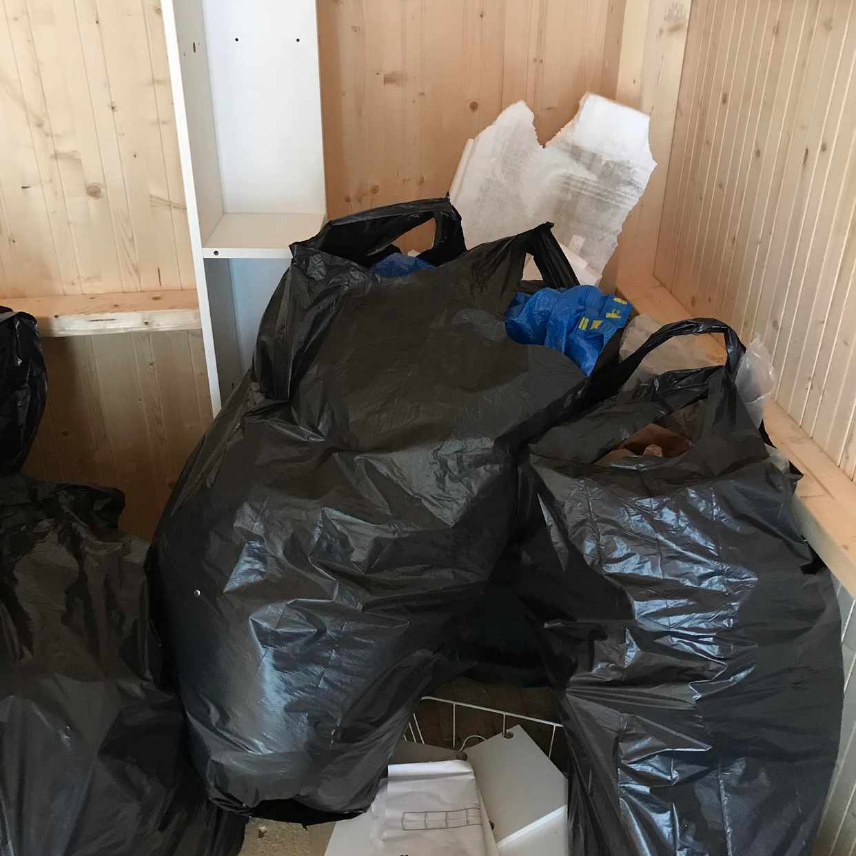 image of Sopsäckar och garderob - Vällingby