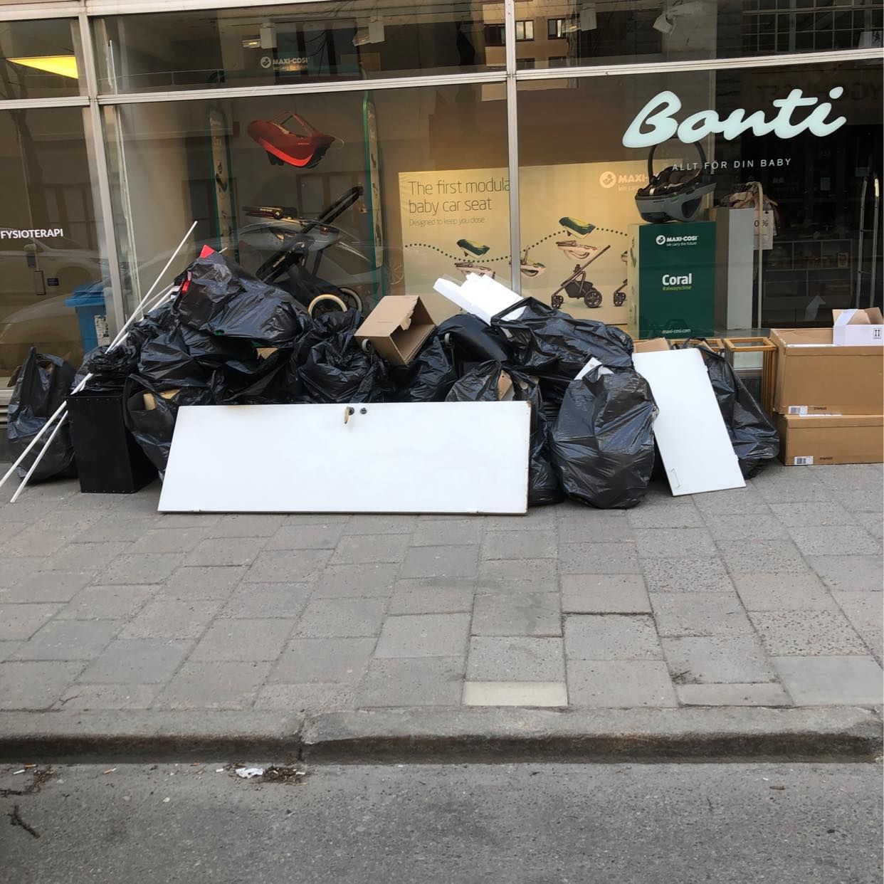 image of Svarta säckar och dörr - Stockholm