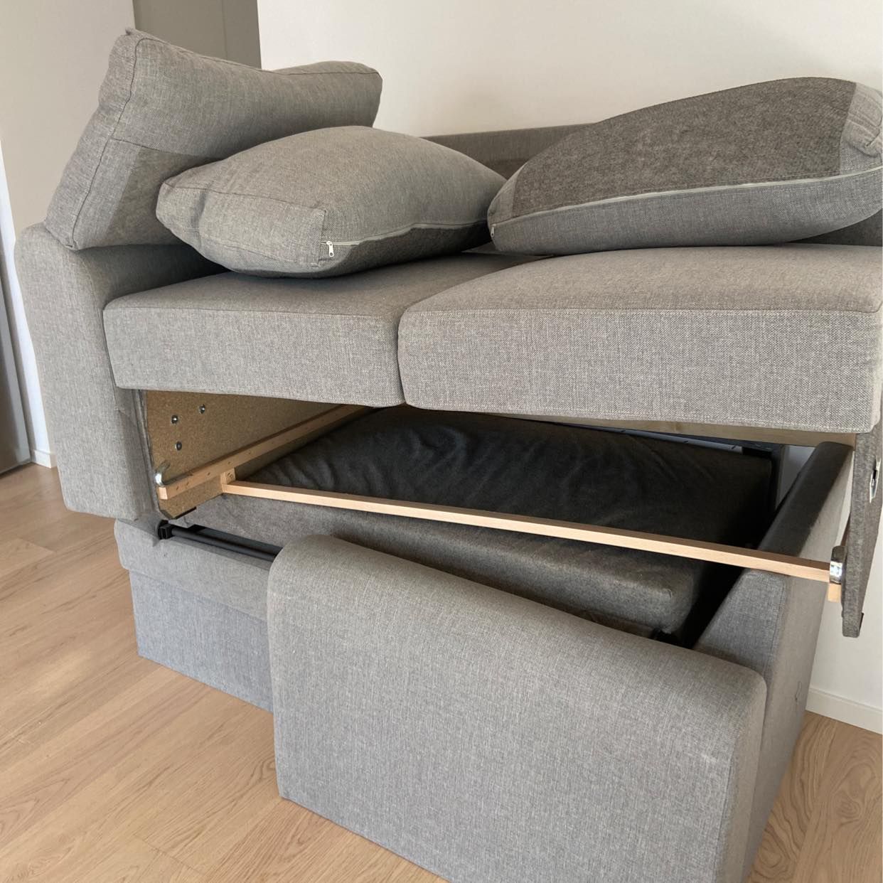 image of Säng och trasig soffa - Stockholm