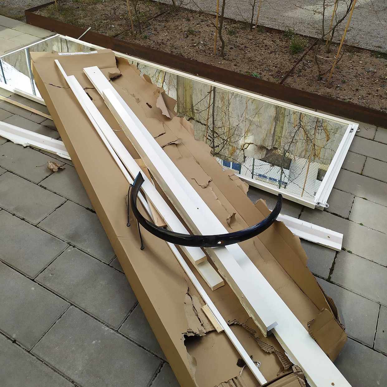 image of Kartonger och skjutdörrar - Hägersten
