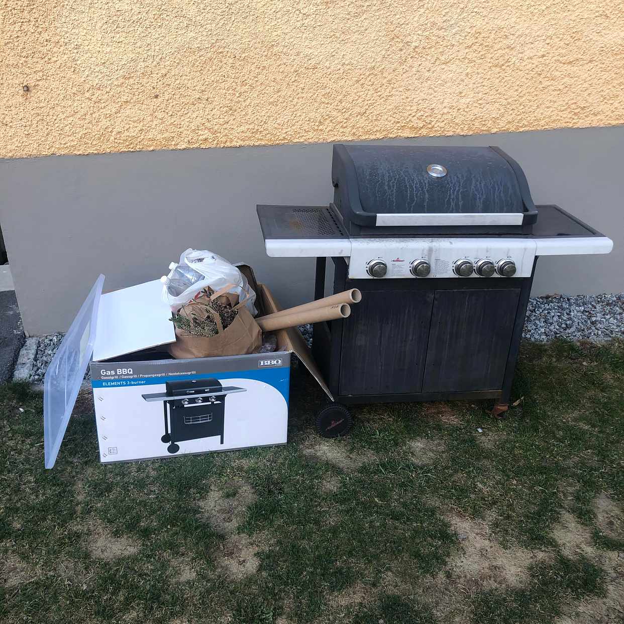 image of Gammal grill samt kartong - Hägersten