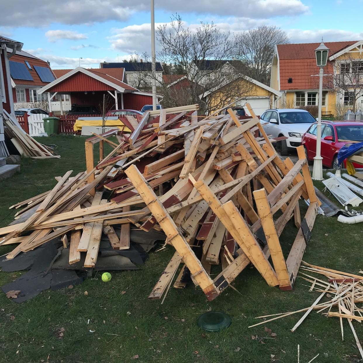 image of Frakta bort en friggebod - Upplands Väsby