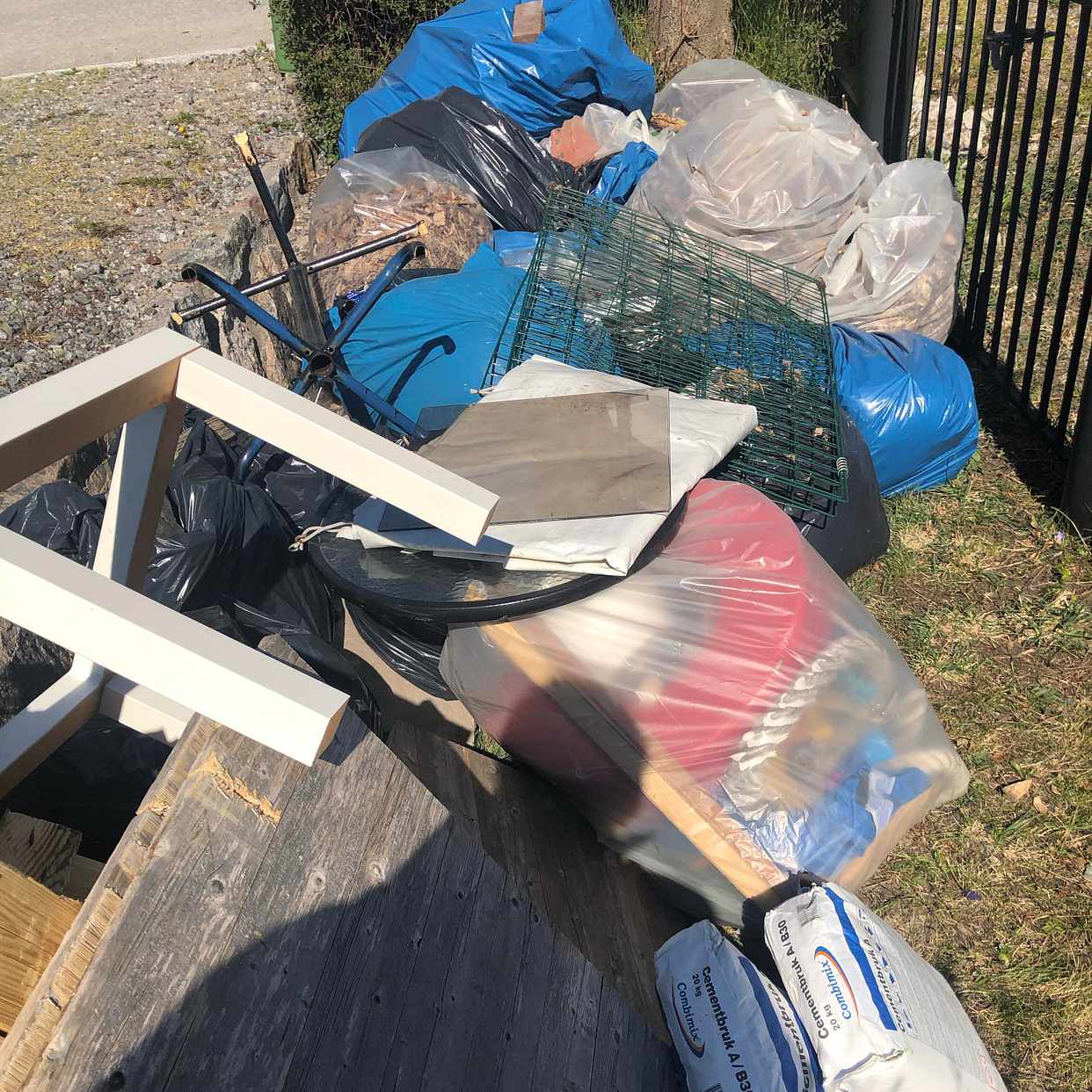 image of Lövsäckar träavfall plast - Dalarö