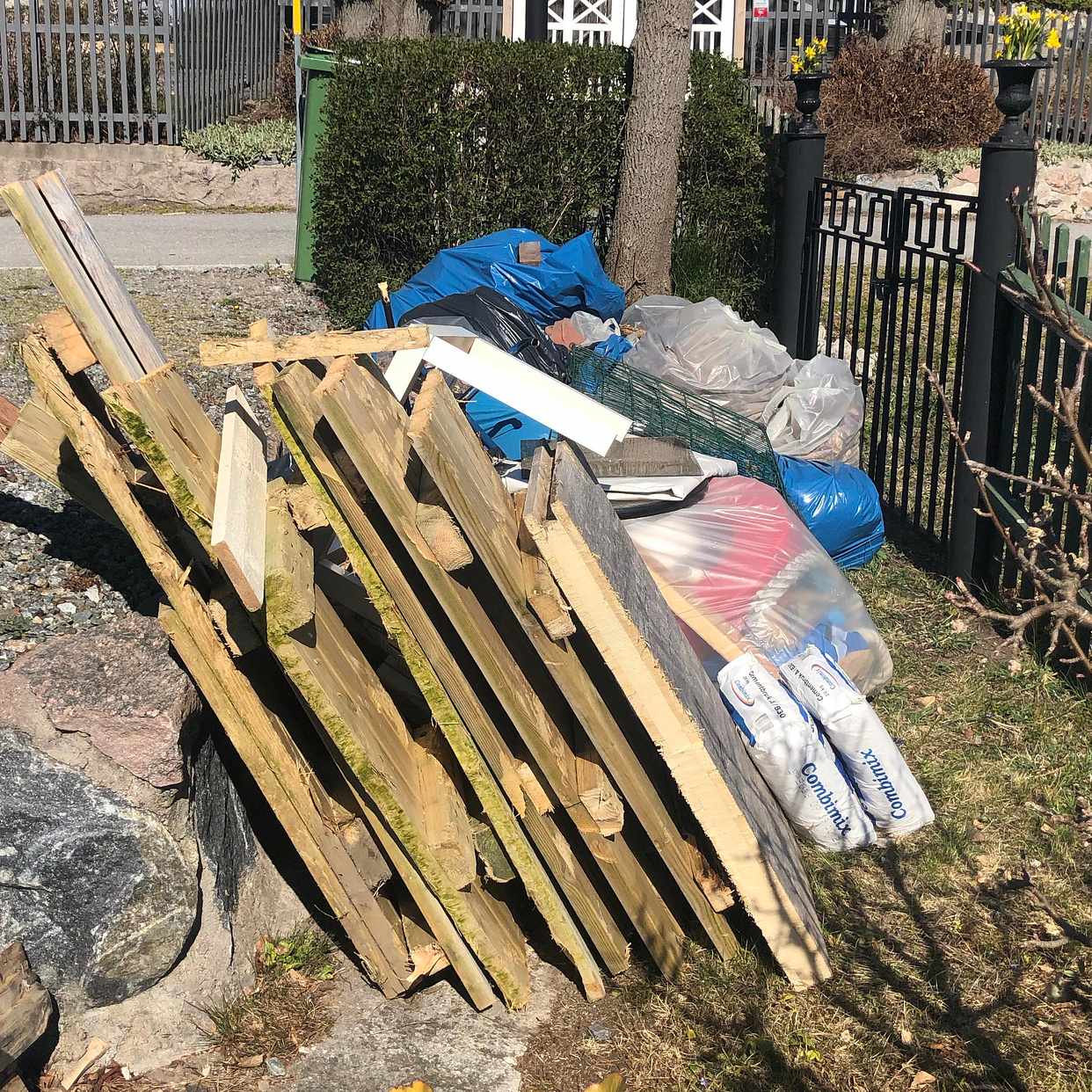 image of Lövsäckar träavfall plast - Dalarö