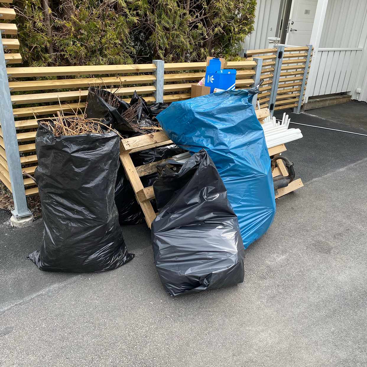 image of Lövsäck pall plast - Ekerö