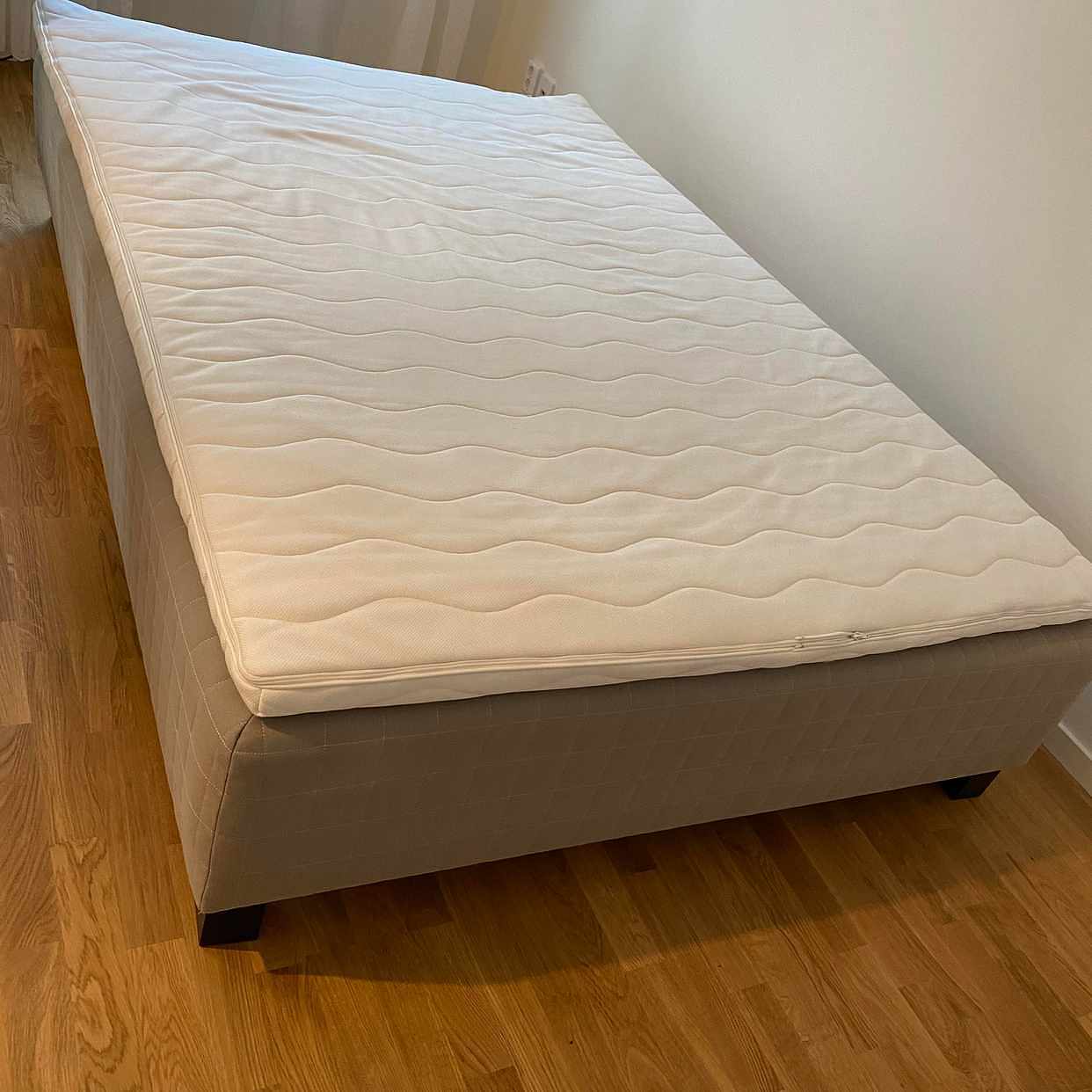 image of Fin säng 140 cm nyskick - 