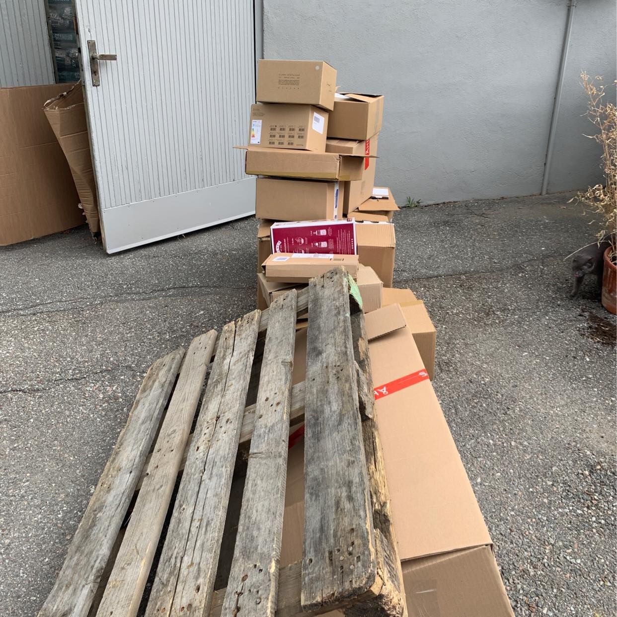 image of Lite återvinning + pall - Hägersten