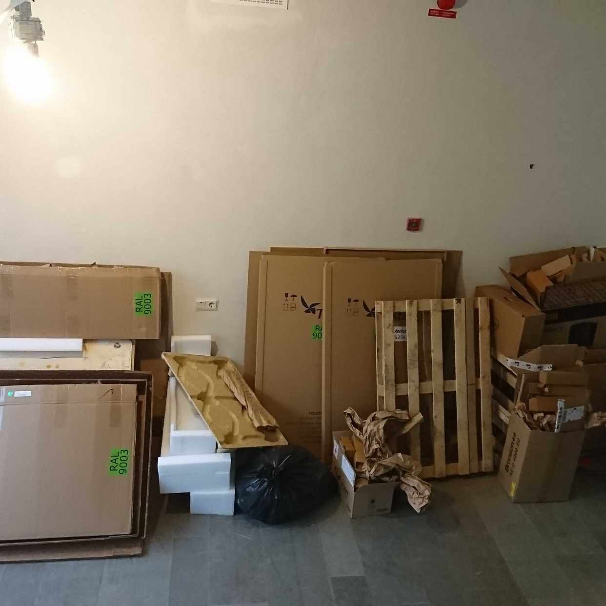 image of Cardboards and pallets - Solna