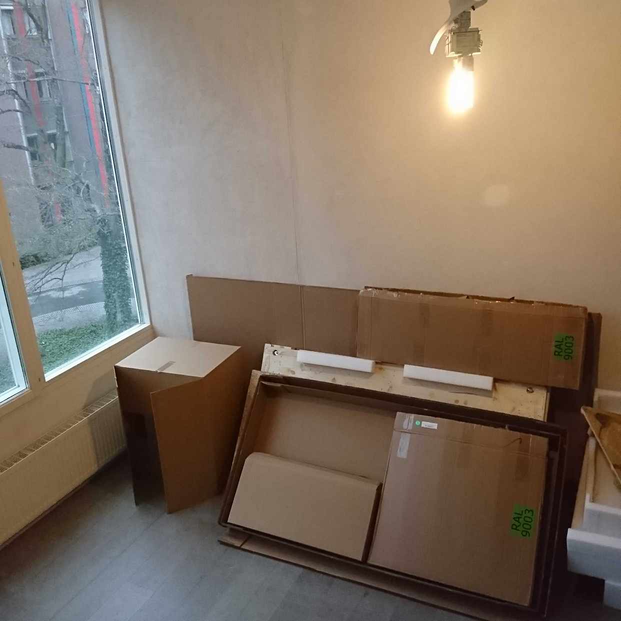 image of Cardboards and pallets - Solna
